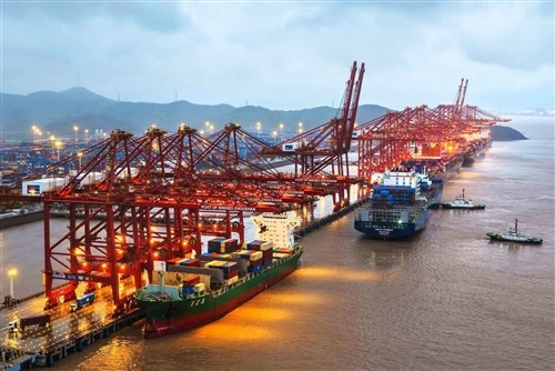 Prima navă de containere acostă în siguranță după taifun; Autoritățile maritime oferă sprijin pen...